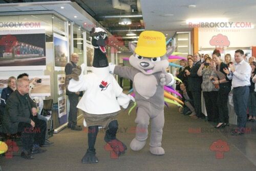 Brown bear REDBROKOLY mascot in hockey gear / REDBROKO_01417