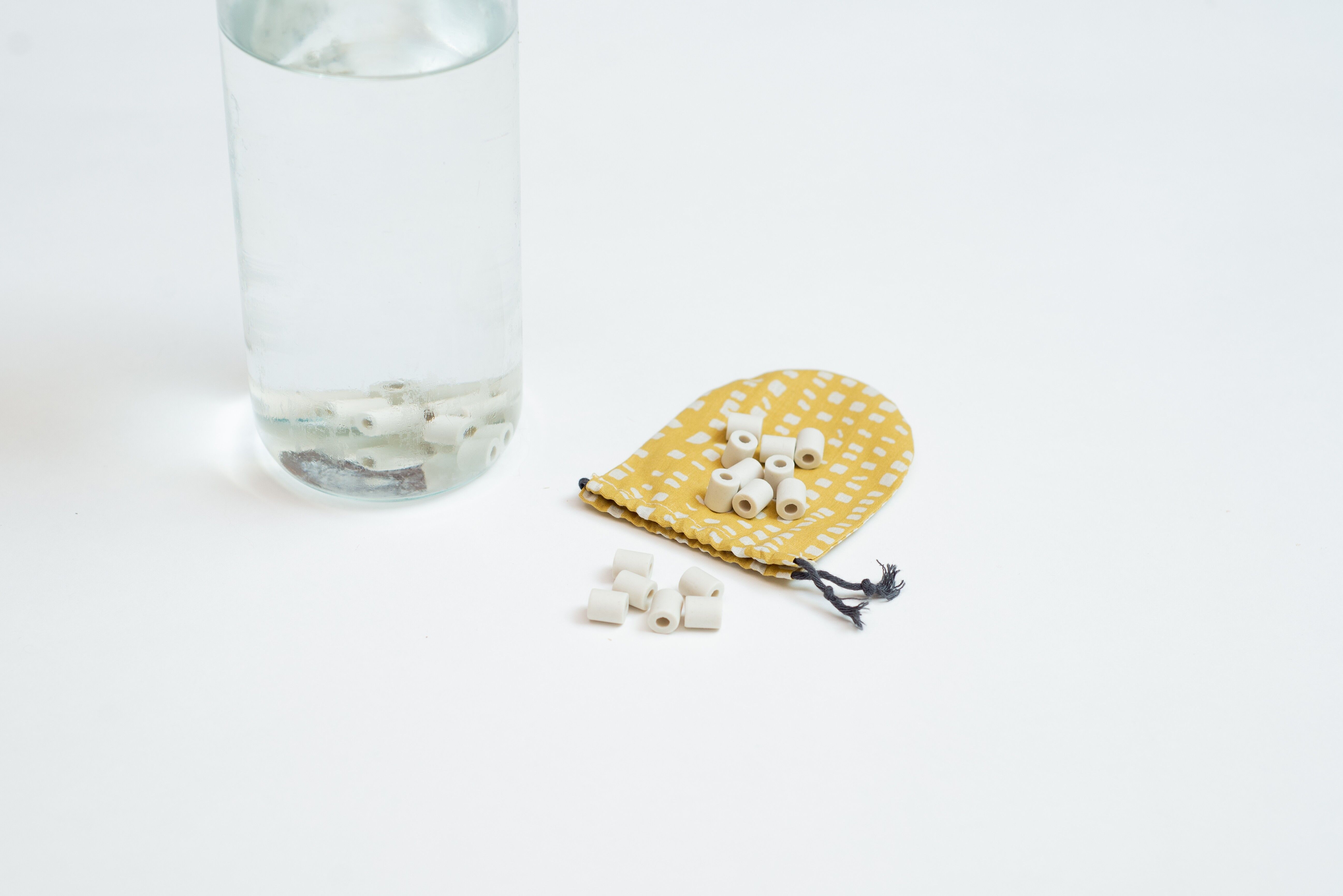 SACCHETTO DI 15 PERLINE DI CERAMICA Senape