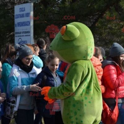 Grüner Frosch REDBROKOLY Maskottchen gekleidet in Weiß und Orange / REDBROKO_07080