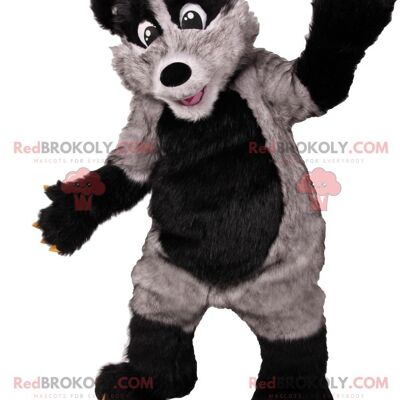 REDBROKOLY Maskottchen braune Maus in Jeans und gestreiftem Pullover. /REDBROKO_012460