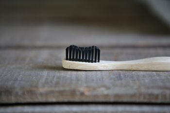 Brosse à dents en bambou adulte - paquet de 4 - poils ondulés - ferme 6