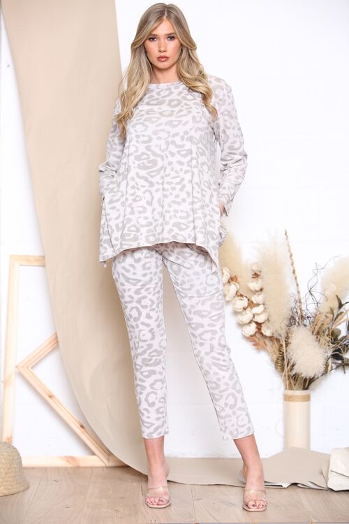 Beige comfortable lounge wear set with leopard pattern