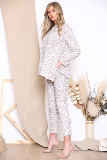 Ensemble loungewear confortable beige à motif léopard 2