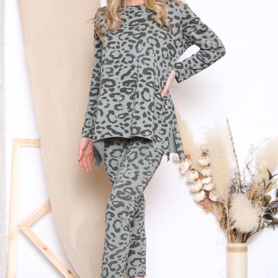 Cómodo conjunto de ropa de estar en caqui con estampado de leopardo