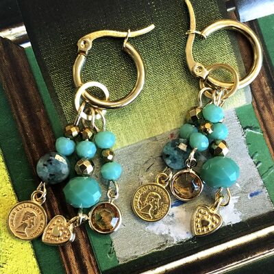 Pendientes perla facetada verde mar con charms dorados