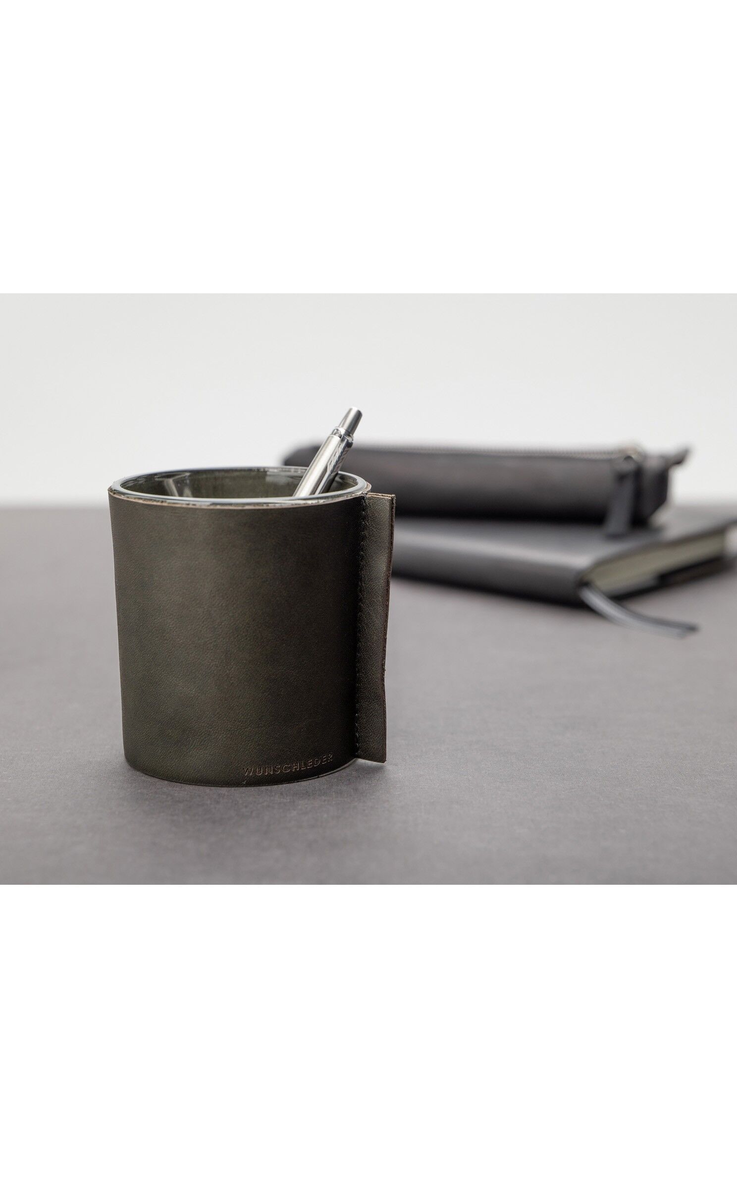 Portapenne in pregiata vera pelle, oliva