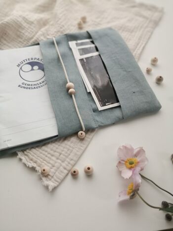 Protège passeport maternité tissu lin taupe - pancarte bois petit & grand coeur (+5,90€) 2