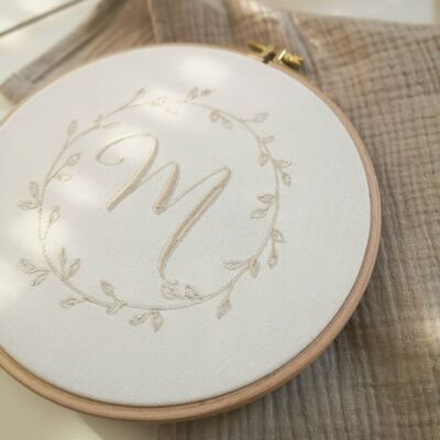 Embroidery frame with individual embroidery