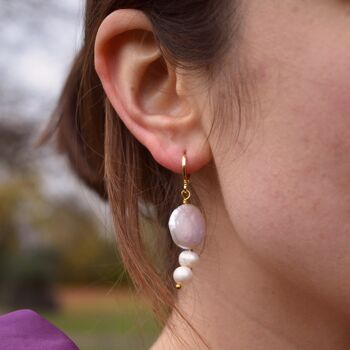 Boucles d'oreilles perle blanche et perle argentée. 2