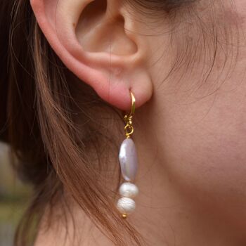 Boucles d'oreilles perle blanche et perle argentée. 3