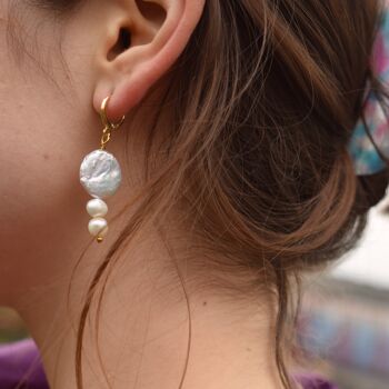 Boucles d'oreilles perle blanche et perle argentée. 4