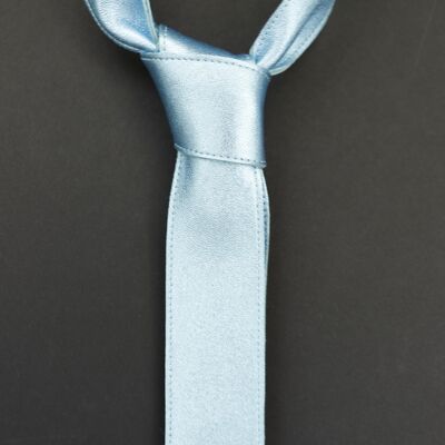 Cravatta in pelle blu metallizzato