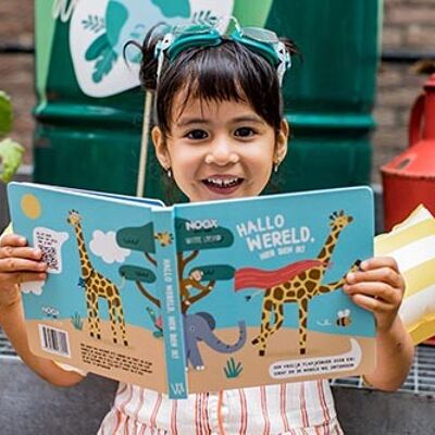 Kartonnen flappenboek 'hallo wereld, hier ben ik!' - kiki giraf