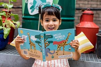 Kartonnen flappenboek 'hallo wereld, hier ben ik!' - kiki giraf 1