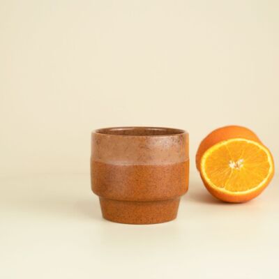 Orangefarbene Kaffeetasse: hergestellt aus recycelten Zitrusfrüchten