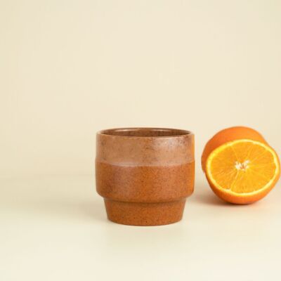 Orangefarbene Kaffeetasse: hergestellt aus recycelten Zitrusfrüchten