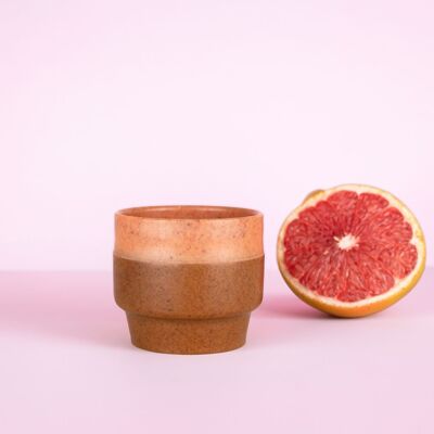 Taza de café con pomelo: elaborada con cítricos reciclados