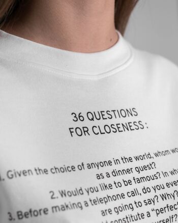 T-shirt court carré pour femmes en blanc '36 Questions for Closeness' 2