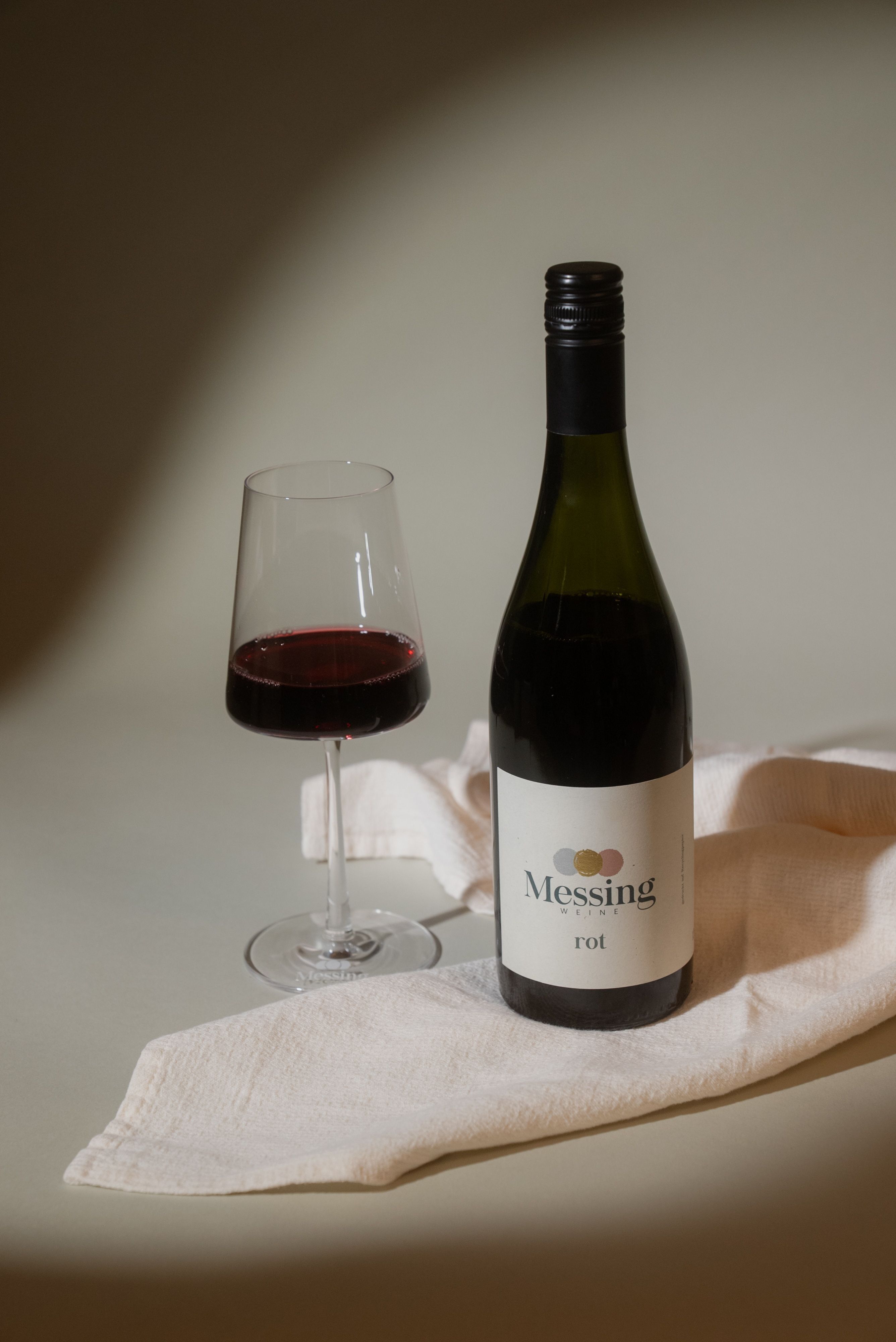 Vino rosso "Rosso" in ottone