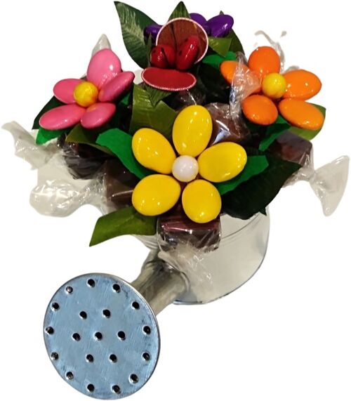 Arrosoir avec fleurs de dragées et chocolats