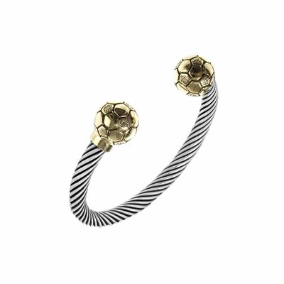 Brazalete de plata para hombre con balón de fútbol y oro.