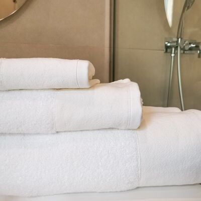 TOWEL WITH SOFT LINEN TRIM - WHITE - shower towel - 100 x 150 cm
