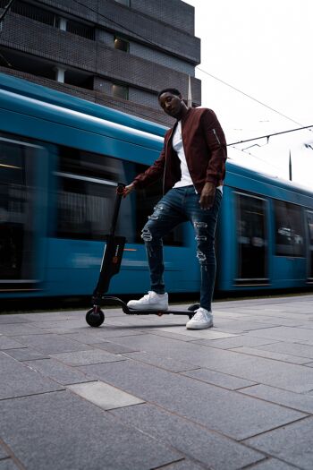 Gamme de scooter électrique de Bluetooth de ville de Cruzaa de scooter d'E 25km - vitesse maximum de 25kmh 4