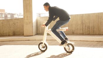 Scooter électrique 35 km d'autonomie et 25 km/h vitesse maximale Cruzaa Bluetooth E Scooter Racing Blanc 11