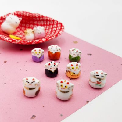 Lote de pequeños amuletos japoneses de cerámica Maneki Neko Cats pintados a mano en Japón