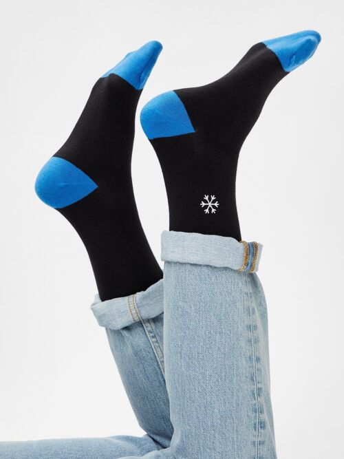 Bio-Socken mit Schneeflocke - Schwarze Socken mit gestickter Schneeflocke und blauen Details