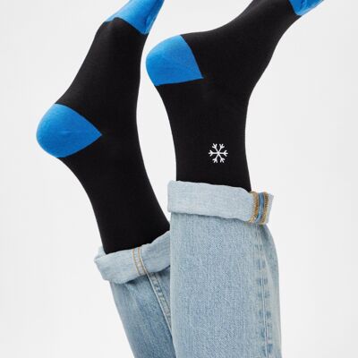 Bio-Socken mit Schneeflocke - Schwarze Socken mit gestickter Schneeflocke und blauen Details