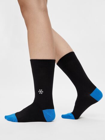 Chaussettes de flocon de neige biologiques - Chaussettes noires avec flocon de neige brodé et détails bleus 2