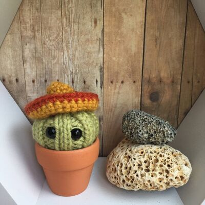 Tiny Sombrero crochet cactus, crochet cactus, sombrero, desk plant, artificial plant, desk plant