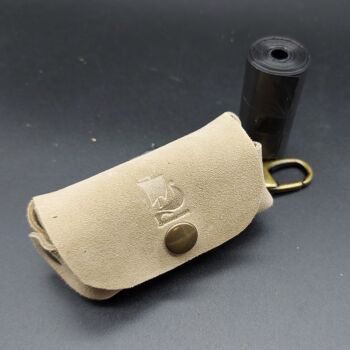 Porte-sacs pour chien fabriqués à la main en cuir suédé naturel de 1,3 mm d'épaisseur. Opplav doggySuede (couleur noyer) 1