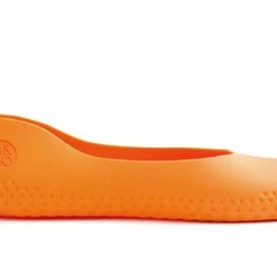 auf orangefarbenem nassem Schuh