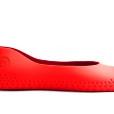 en zapatos mojados de color rojo brillante