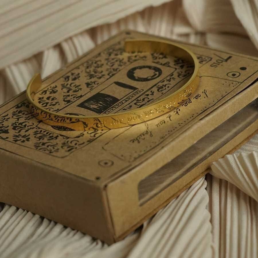 Bracciale rigido in acciaio dorato inciso con aria pura e acqua dolce