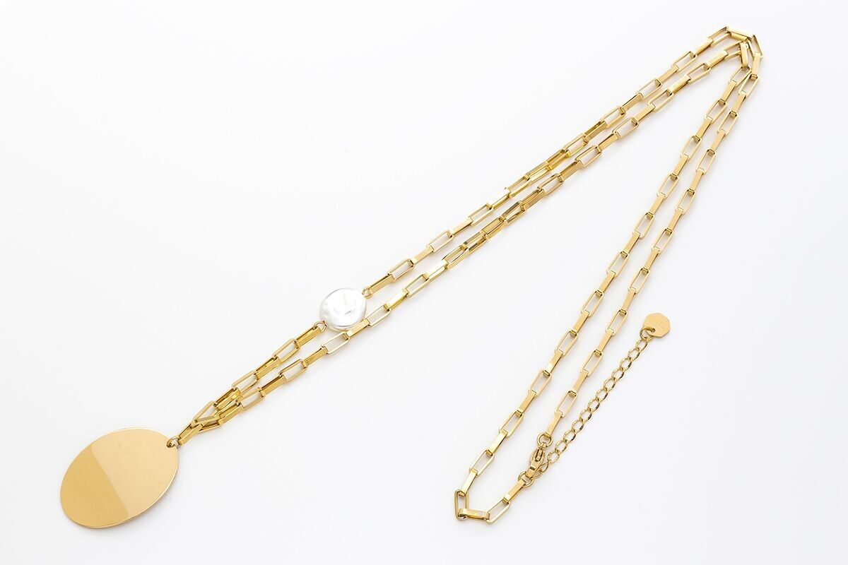 Collana in acciaio con medaglia ovale e perla sul lato