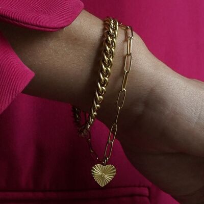 Brazalete de acero dorado con corazón radiante grabado