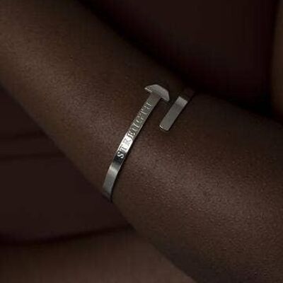 Bracciale rigido con freccia in argento