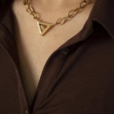 Mujer en una Misión Collar de Cadena Gruesa en Oro