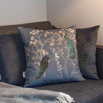 Celina Digby Oreiller de canapé en velours super doux de luxe 43 x 43 cm avec rembourrage rembourré, motif plume d'oiseau opulent gris paon 4