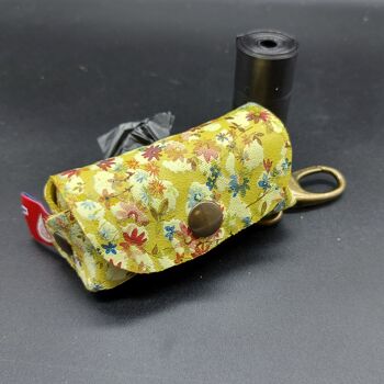 Porte-sac pour chien fabriqué à la main en cuir naturel de 1,3 mm d'épaisseur imprimé de fleurs. Opplav doggyflowers. (couleur jaune) 1