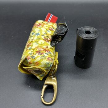 Porte-sac pour chien fabriqué à la main en cuir naturel de 1,3 mm d'épaisseur imprimé de fleurs. Opplav doggyflowers. (couleur jaune) 4