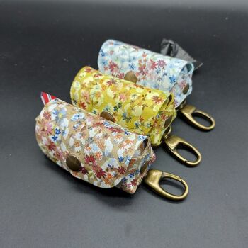 Porte-sac pour chien fabriqué à la main en cuir naturel de 1,3 mm d'épaisseur imprimé de fleurs. Opplav doggyflowers. (couleur jaune) 5