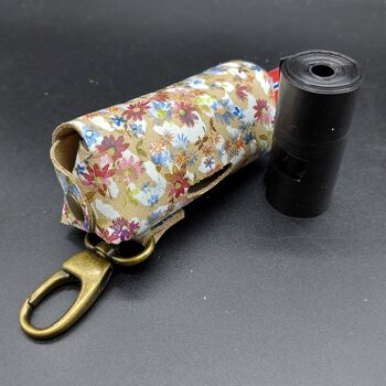 Porte-sac pour chien fabriqué à la main en cuir naturel de 1,3 mm d'épaisseur imprimé de fleurs. Opplav doggyflowers.(Couleur marron) 2