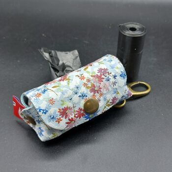 Porte-sac pour chien fabriqué à la main en cuir naturel de 1,3 mm d'épaisseur imprimé de fleurs. Opplav doggyflowers. (couleur bleue) 1