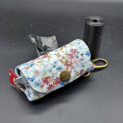 Porta borsa per cani realizzato artigianalmente in pelle naturale di spessore 1,3 mm stampata con fiori. Doggyflowers Opplav. (Colore blu)