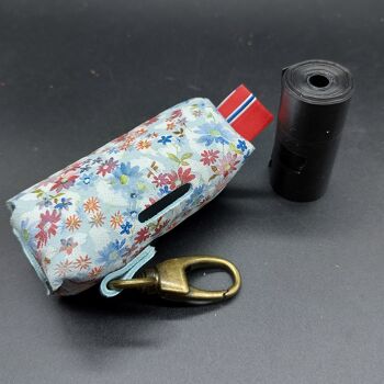 Porte-sac pour chien fabriqué à la main en cuir naturel de 1,3 mm d'épaisseur imprimé de fleurs. Opplav doggyflowers. (couleur bleue) 2