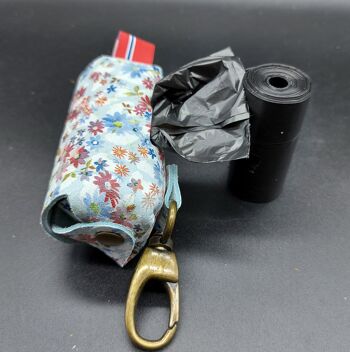 Porte-sac pour chien fabriqué à la main en cuir naturel de 1,3 mm d'épaisseur imprimé de fleurs. Opplav doggyflowers. (couleur bleue) 4
